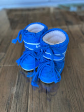 Load image into Gallery viewer, Moon Boots